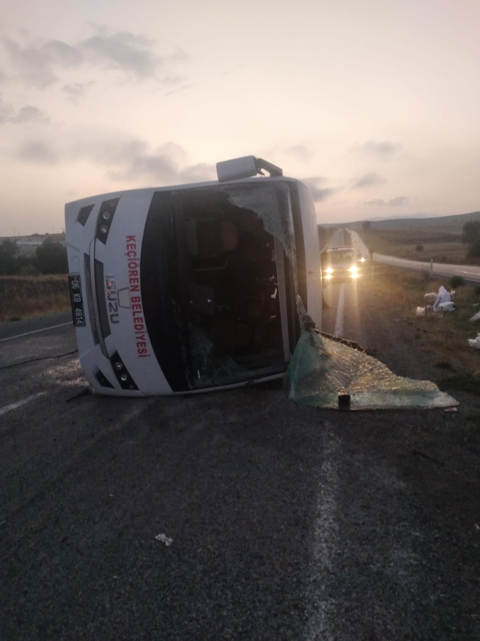 OLUKÖZÜNDE OTOBÜS DEVRİLDİ: 26 YARALI