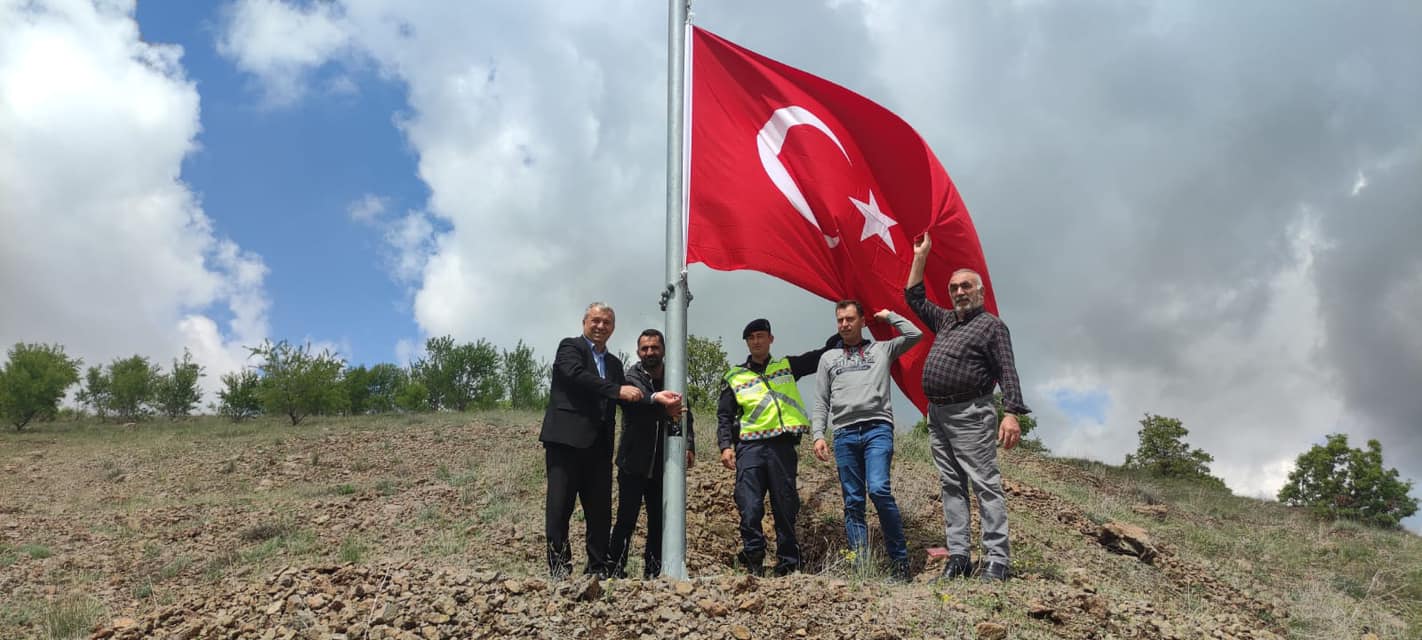 JANDARMA ŞEHİT ANITINDAKİ BAYRAĞI DEĞİŞTİRDİ