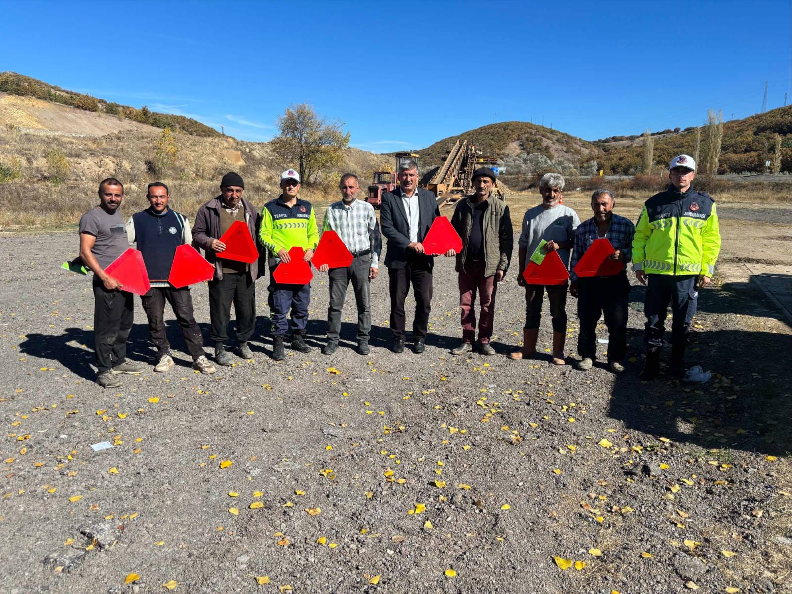 TRAKTÖR SÜRÜCÜLERİNE TRAFİK GÜVENLİĞİ EĞİTİMİ