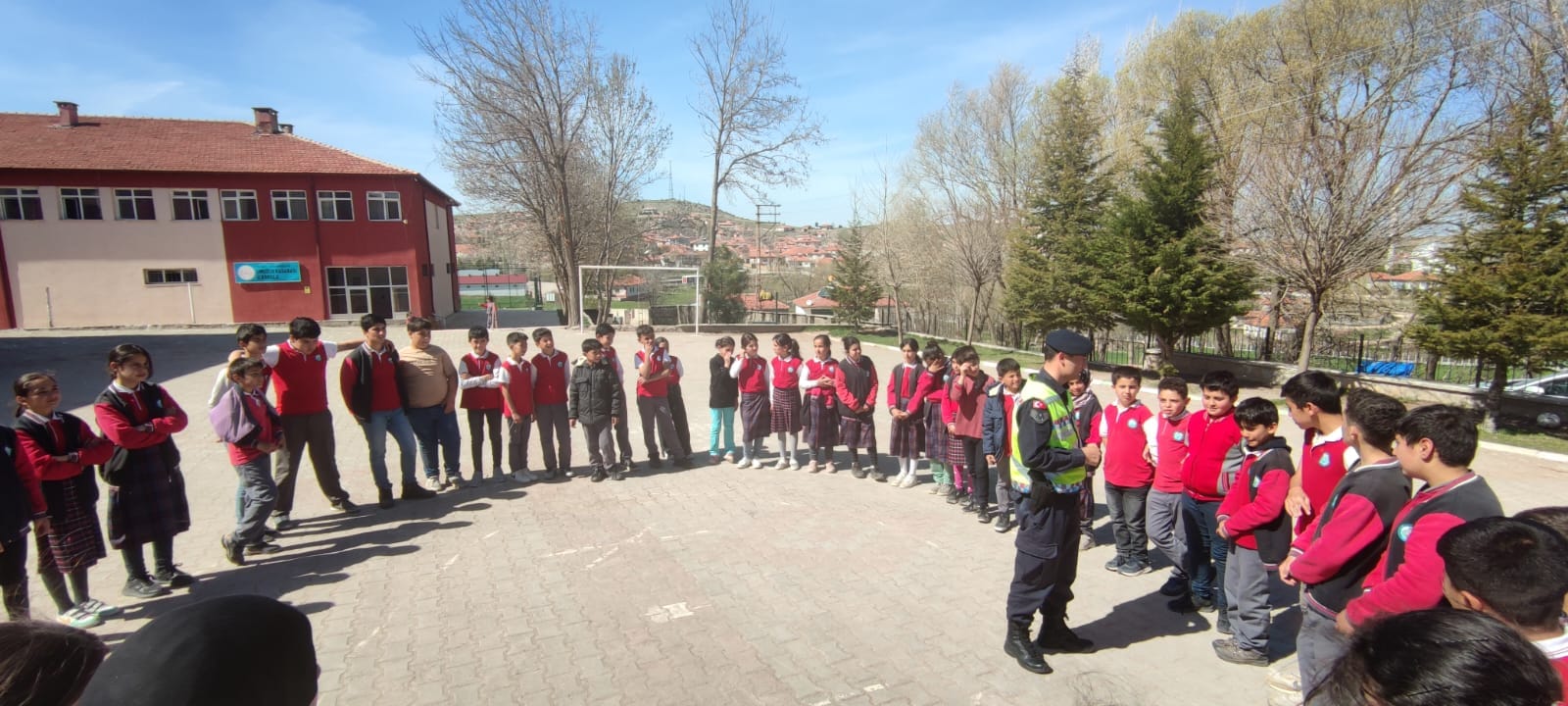 ÖĞRENCİLERE UYGULAMALI TRAFİK EĞİTİMİ