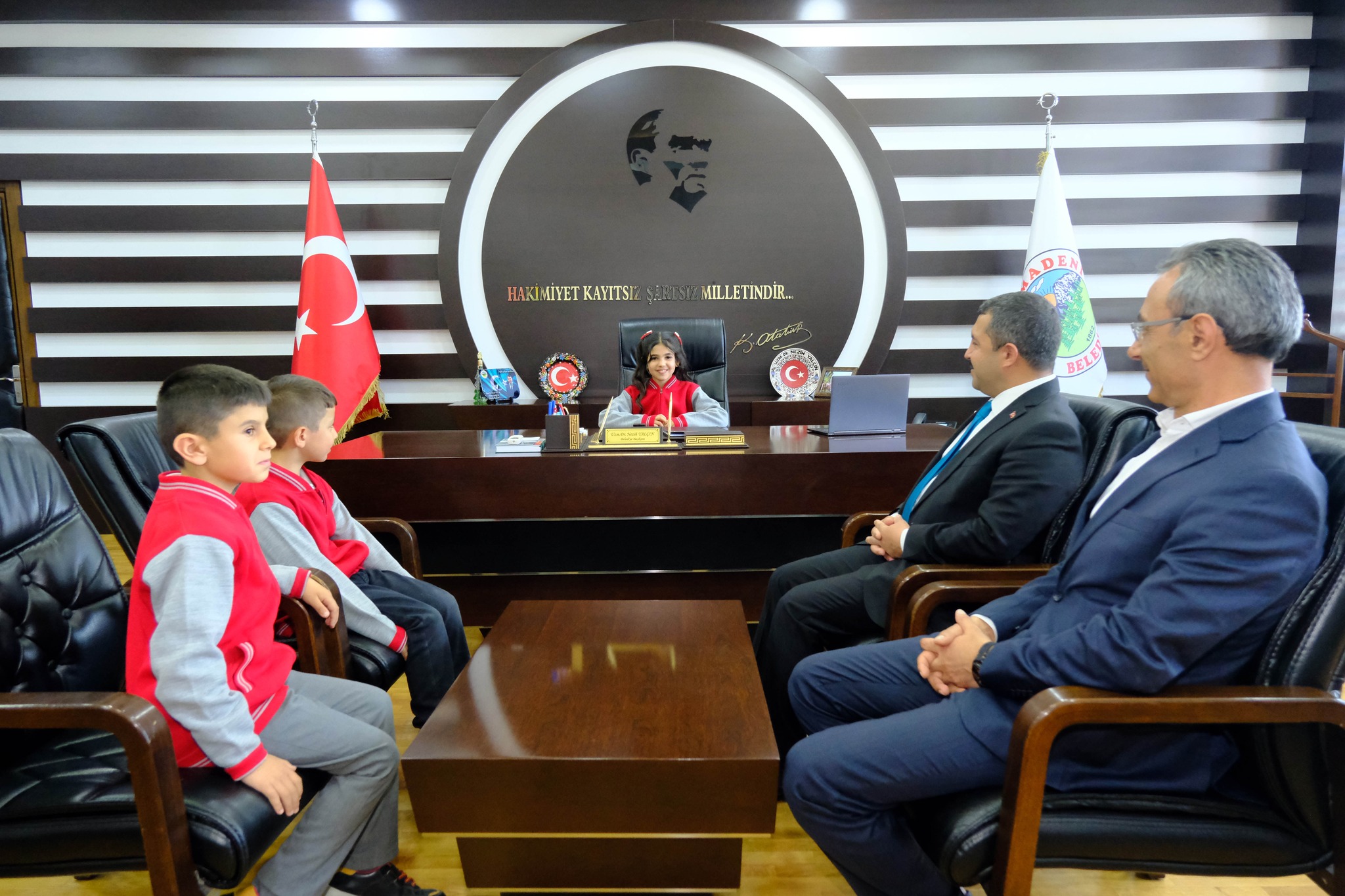 ÖĞRENCİLER MAKAM KOLTUĞUNU DEVRALDI