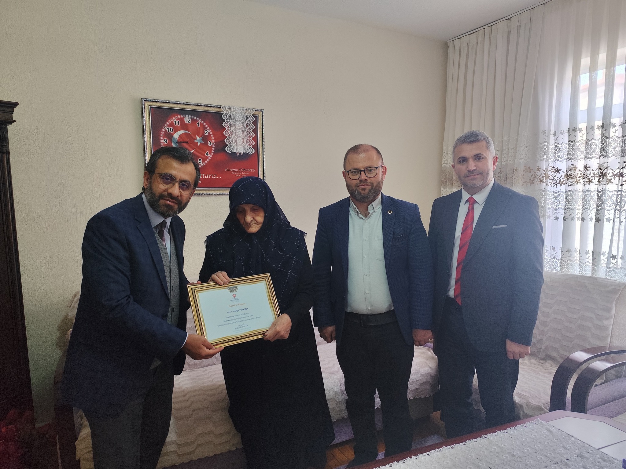 ŞEHİT ANNESİNE TEŞEKKÜR BELGESİ VERİLDİ