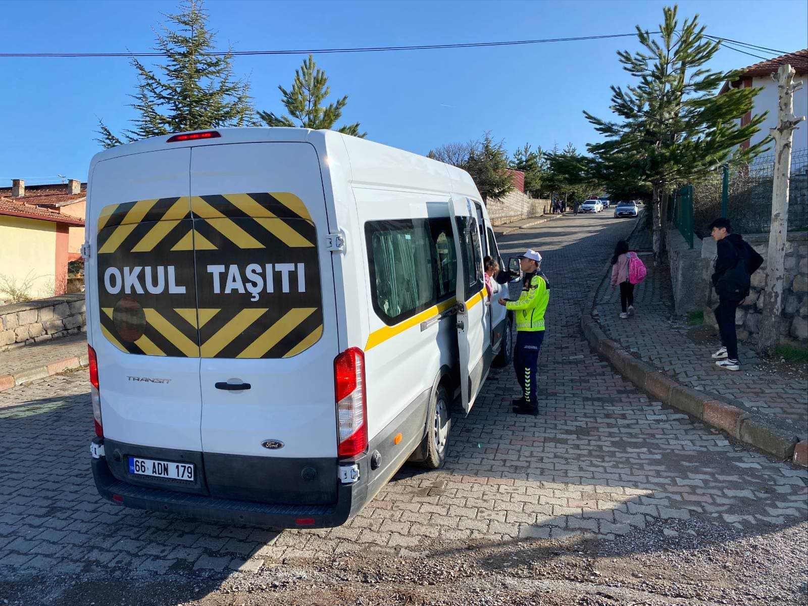 JANDARMA SERVİSLERİ DENETLEDİ