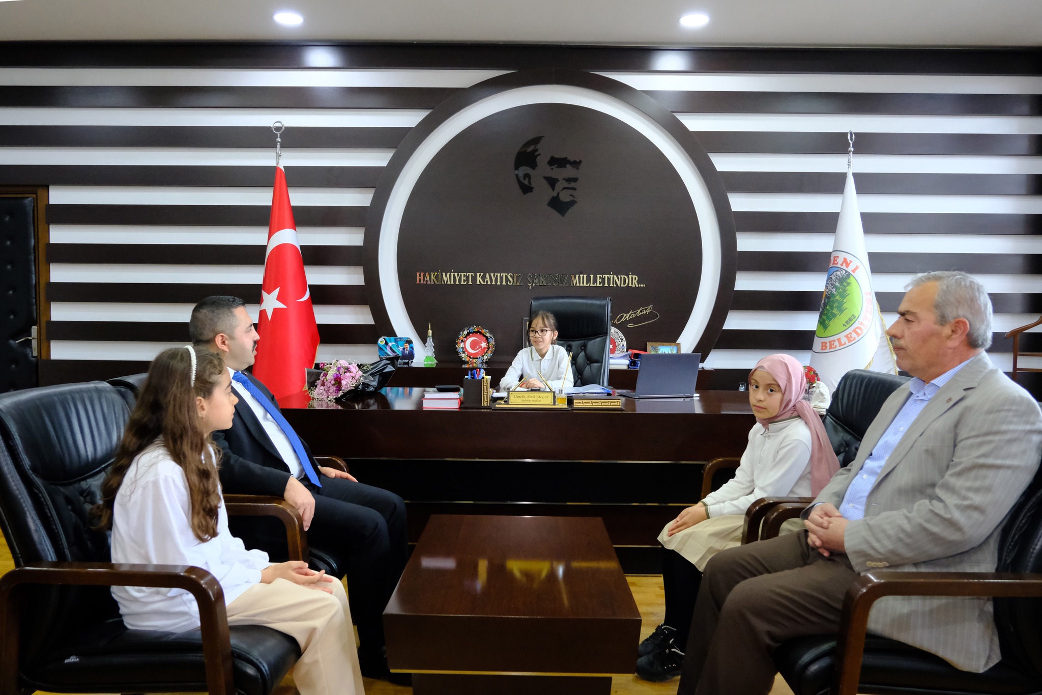 BAŞKANLIK KOLTUĞU ÇOCUKLARA EMANET
