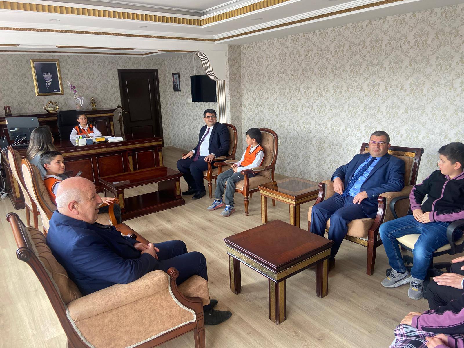 KAYMAKAMLIK KOLTUĞU ÇOCUKLARA EMANET