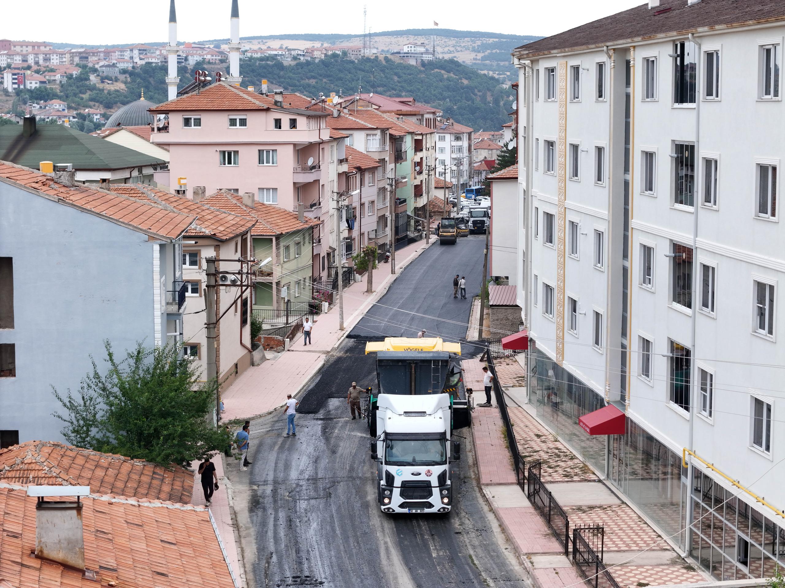 AKDAĞMADENİ BELEDİYESİ SON 1 AYDA 4 CADDE VE BİR MEYDANIN SICAK ASFALT ÇALIŞMASINI TAMAMLADI