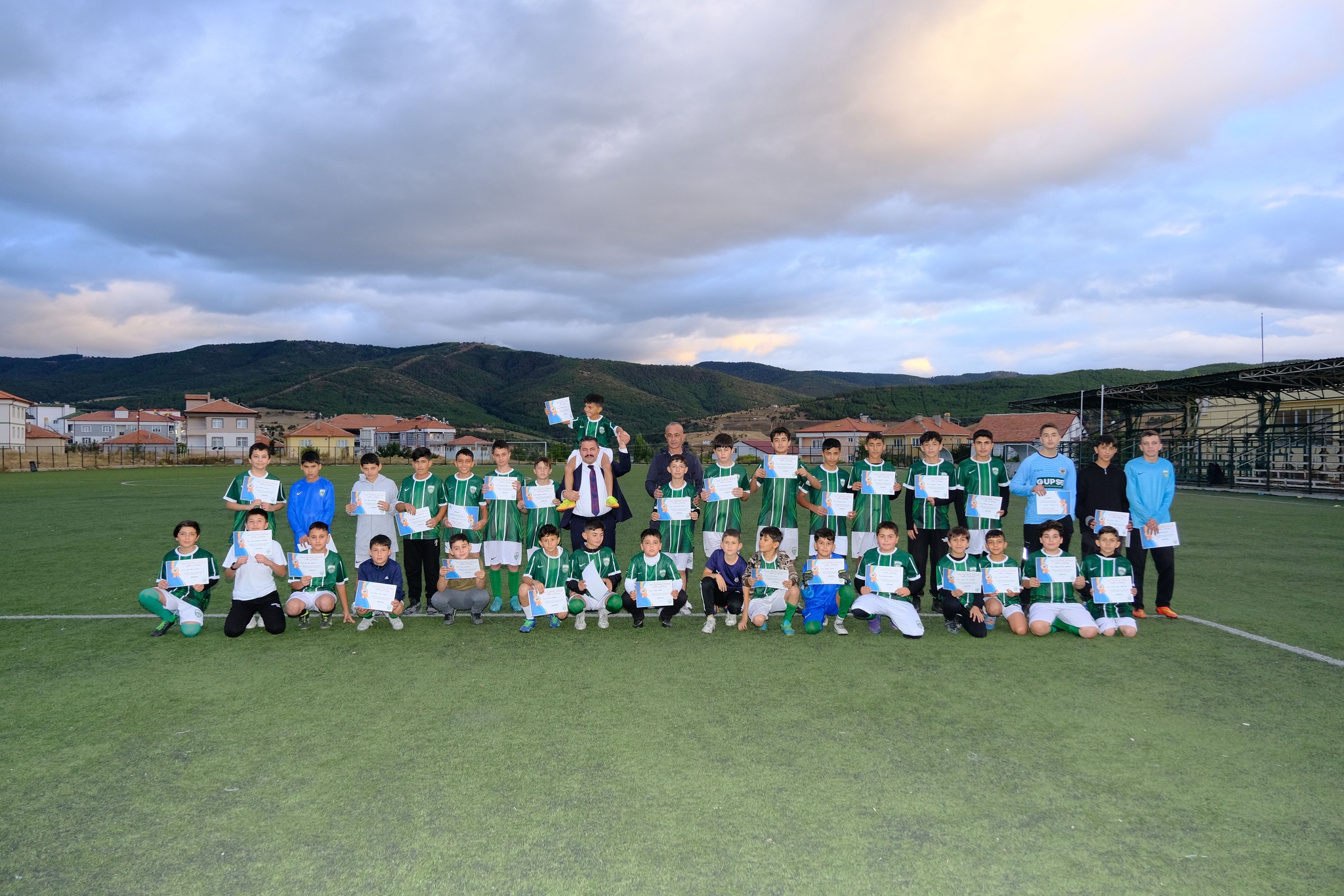 AKDAĞMADENİ BELEDİYESİ YAZ FUTBOL OKULU SONA ERDİ
