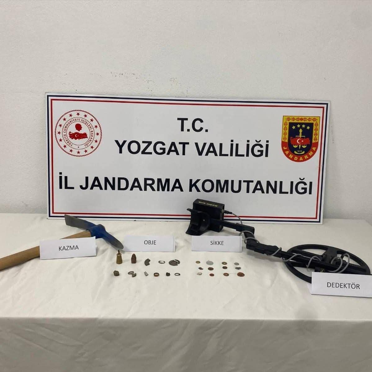 AKDAĞMADENİ’NDE 23 ADET TARİHİ OBJE ELE GEÇİRİLDİ