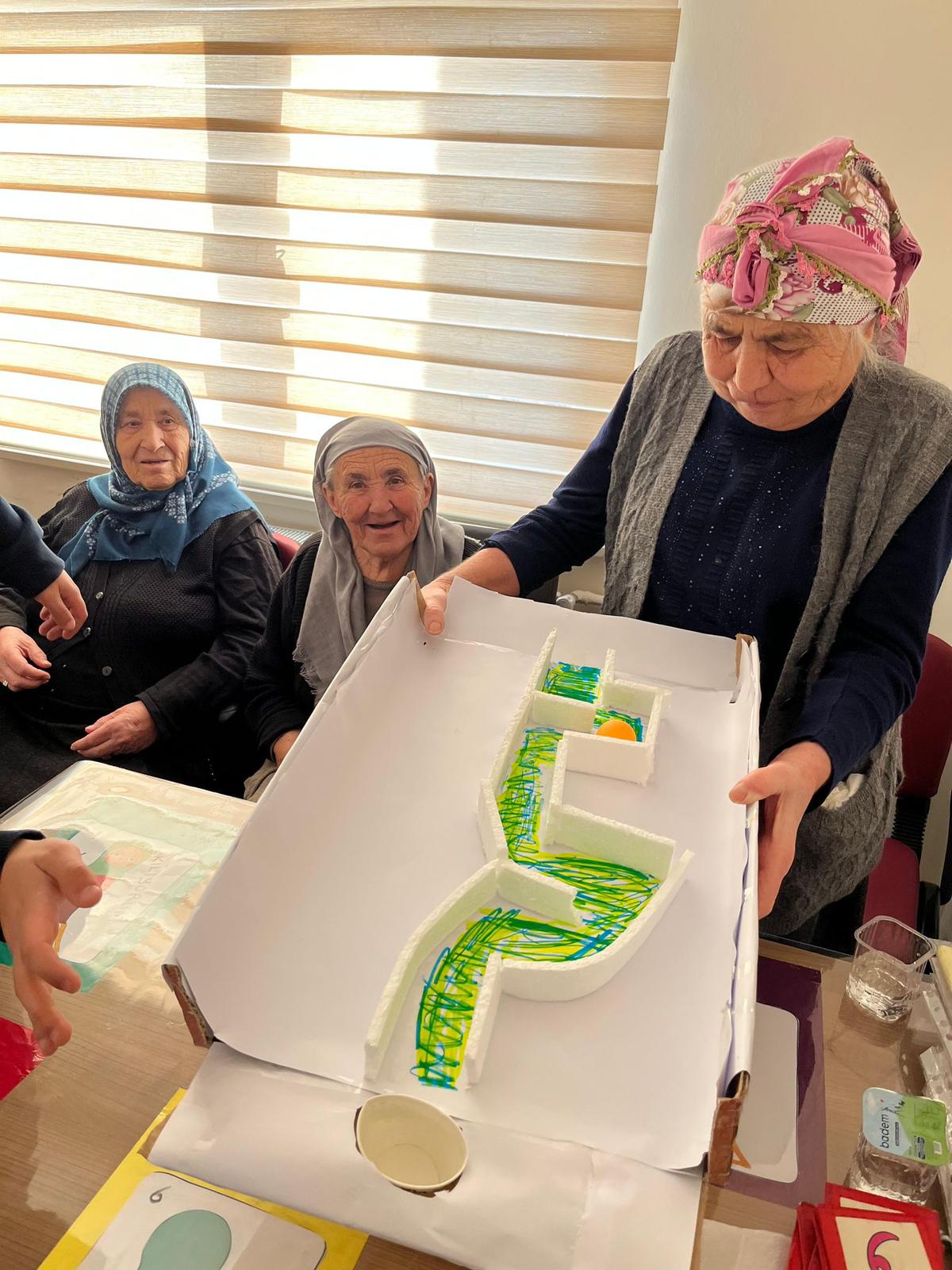 HUZUREVİ SAKİNLERİNE TERAPİ VE OYUN ETKİNLİKLERİ