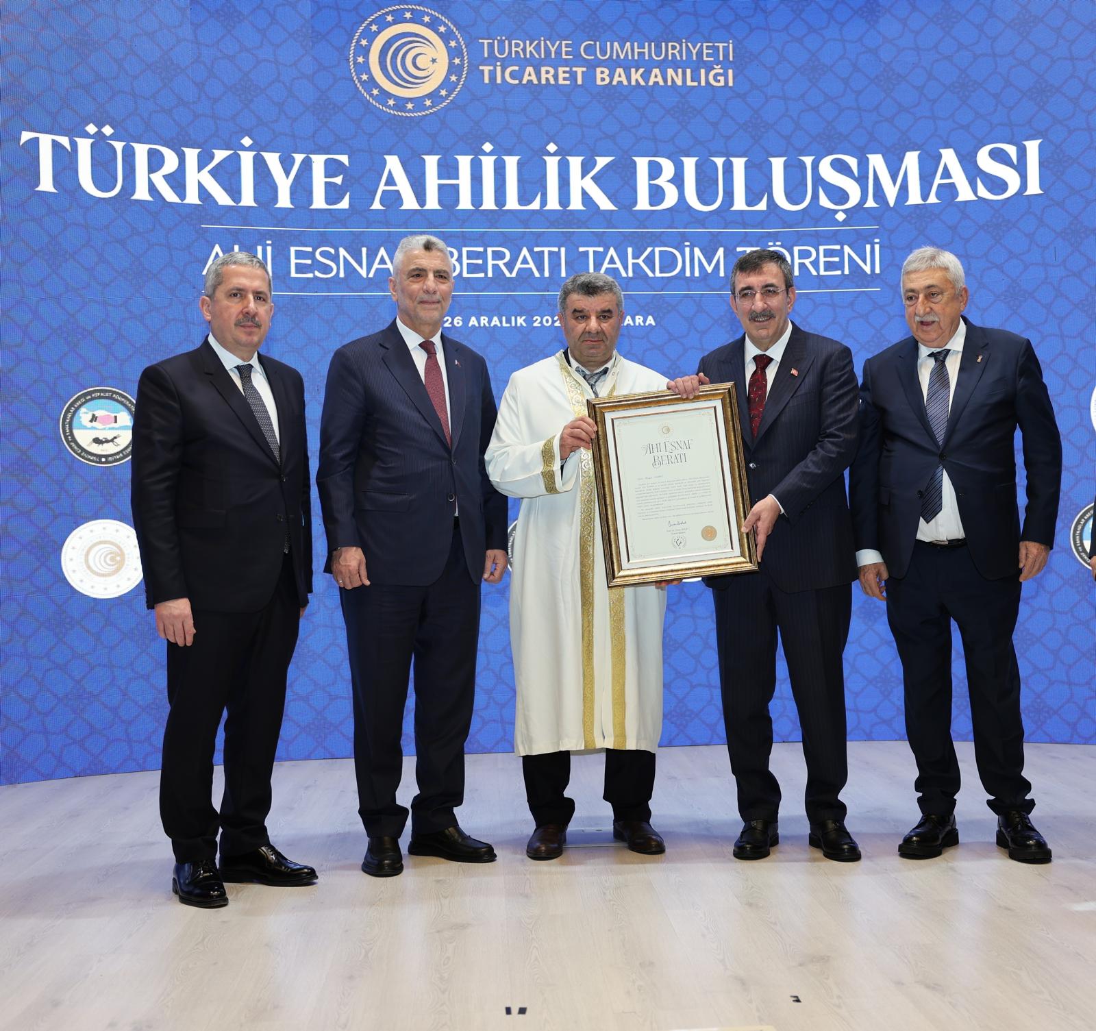 TEKİN’E  AHİ ESNAF BERATI TAKDİM EDİLDİ