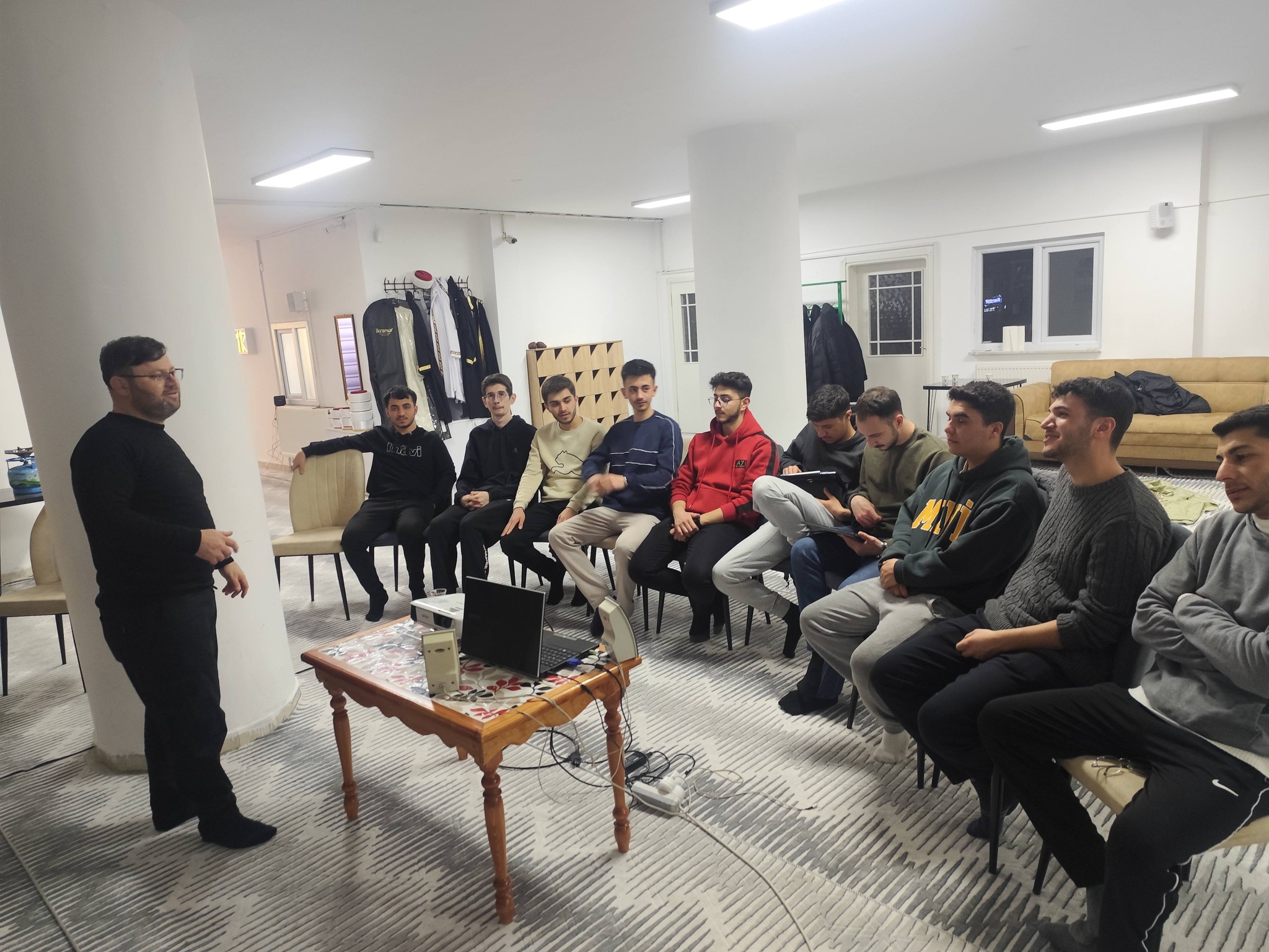 ÖĞRENCİLERE “DİJİTAL MAHREMİYET” KONULU BİR KONFERANS DÜZENLENDİ