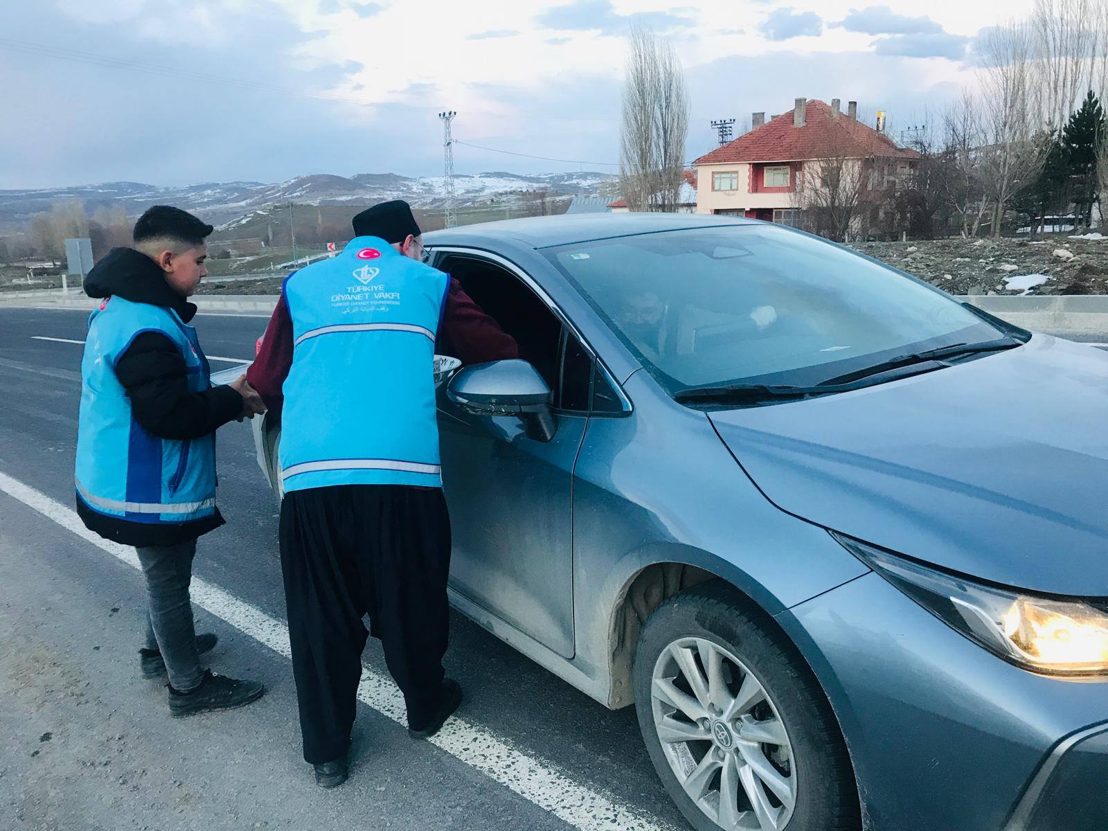 AKDAĞMADENİ’NDE YOLCULARA “İFTARA 5 KALA” SÜRPRİZİ
