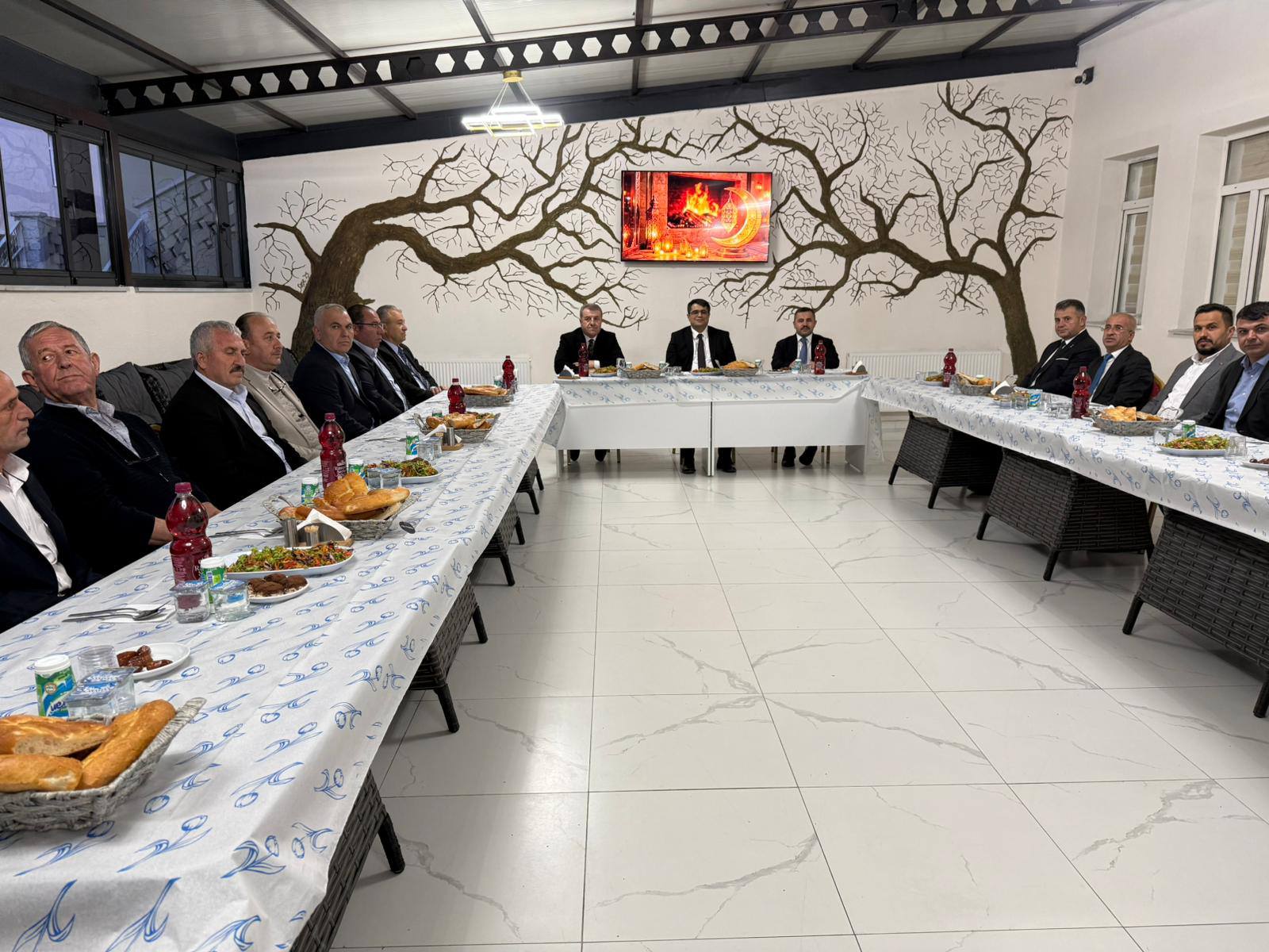 AKDAĞMADENİ’NDE “ORTAK PAYDA” İFTARI: SİYASET VE YEREL YÖNETİM AYNI SOFRADA!