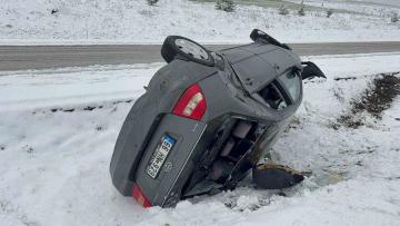 OLUKÖZÜ’NDE OTOMOBİL YAN YATTI: 4 YARALI