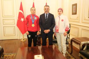 AKDAĞMADENİ’NİN ŞAMPİYONLARINA VALİ ÖZKAN’DAN TEBRİK!