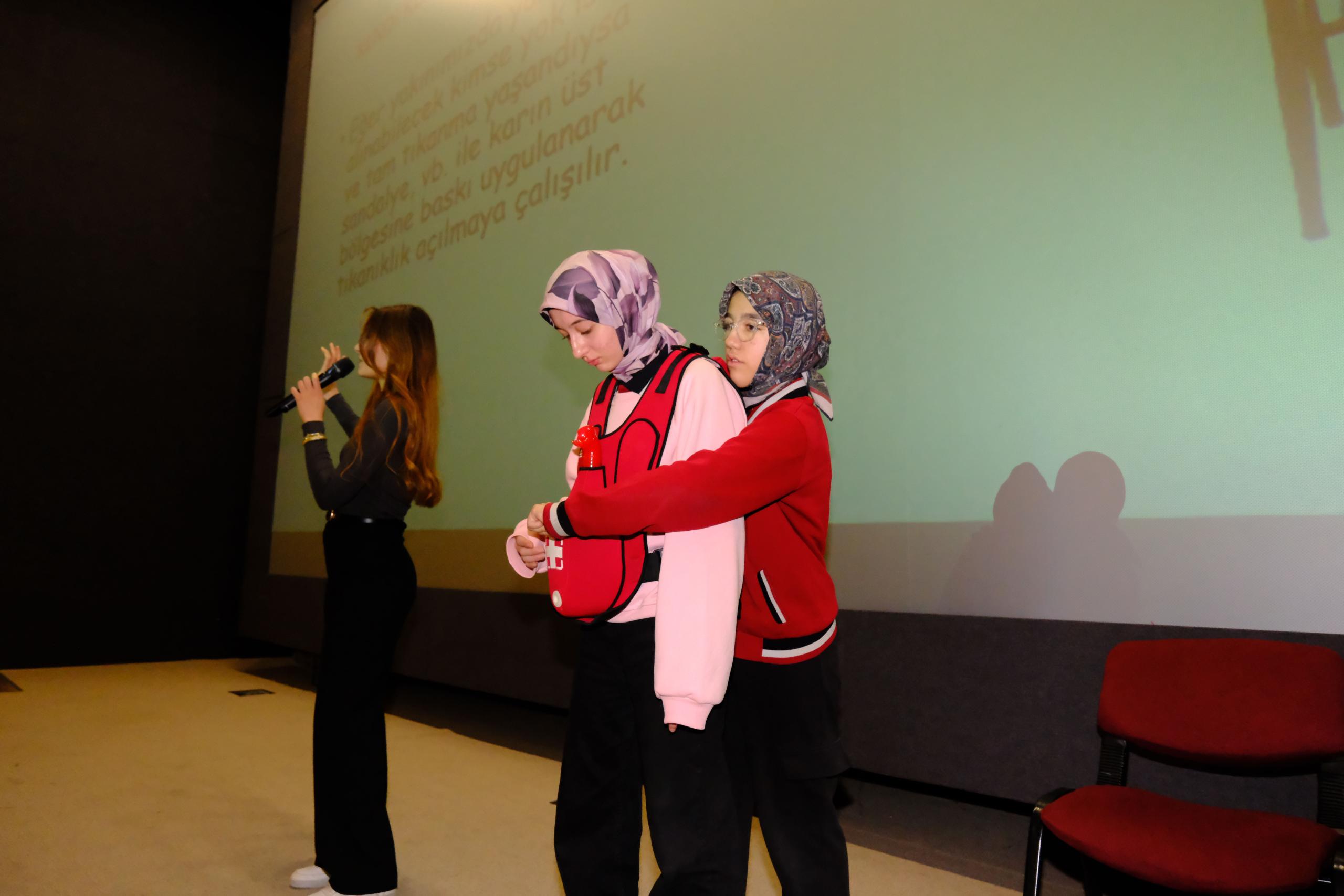 AKDAĞMADENİ’NDE “HAYATA NEFES” SEFERBERLİĞİ: HEDEF 3 BİN KİŞİYE İLK YARDIM EĞİTİMİ!