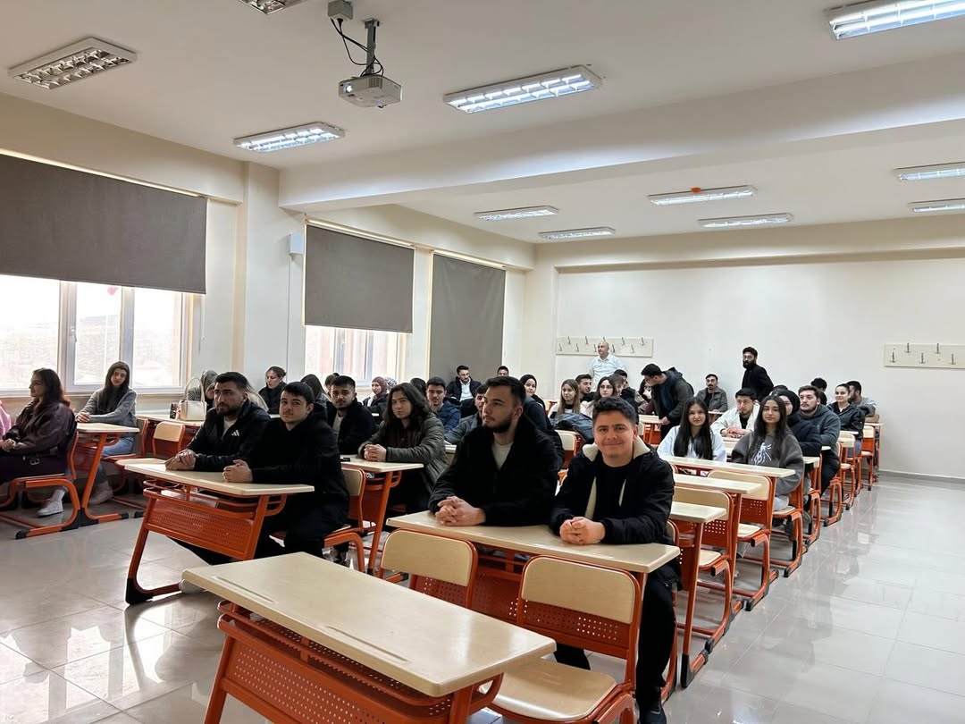 AKDAĞMADENİ MYO’DA KARİYER SEFERBERLİĞİ: GENÇLER OKAF’A HAZIRLANIYOR!